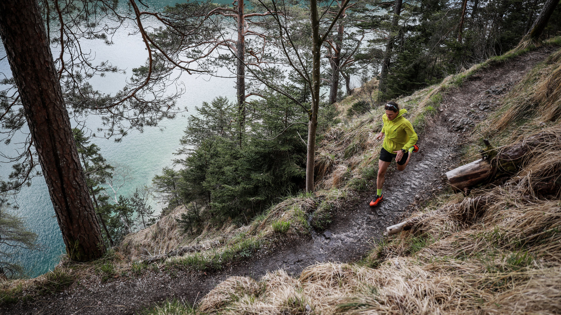 Ein Trailrunner ist am Gaisalmsteig unterwegs bei regnerischem Wetter.