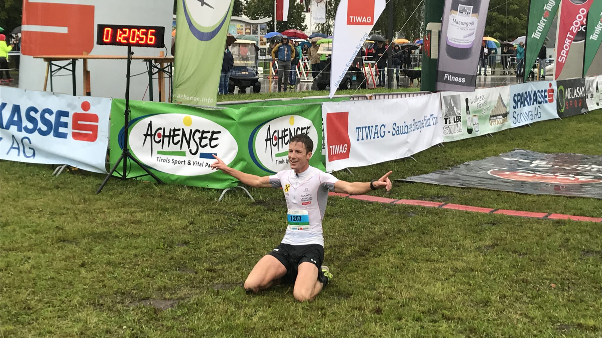 Der Sieges des 20. Achenseelaufs jubelt nach dem Zieleinlauf.