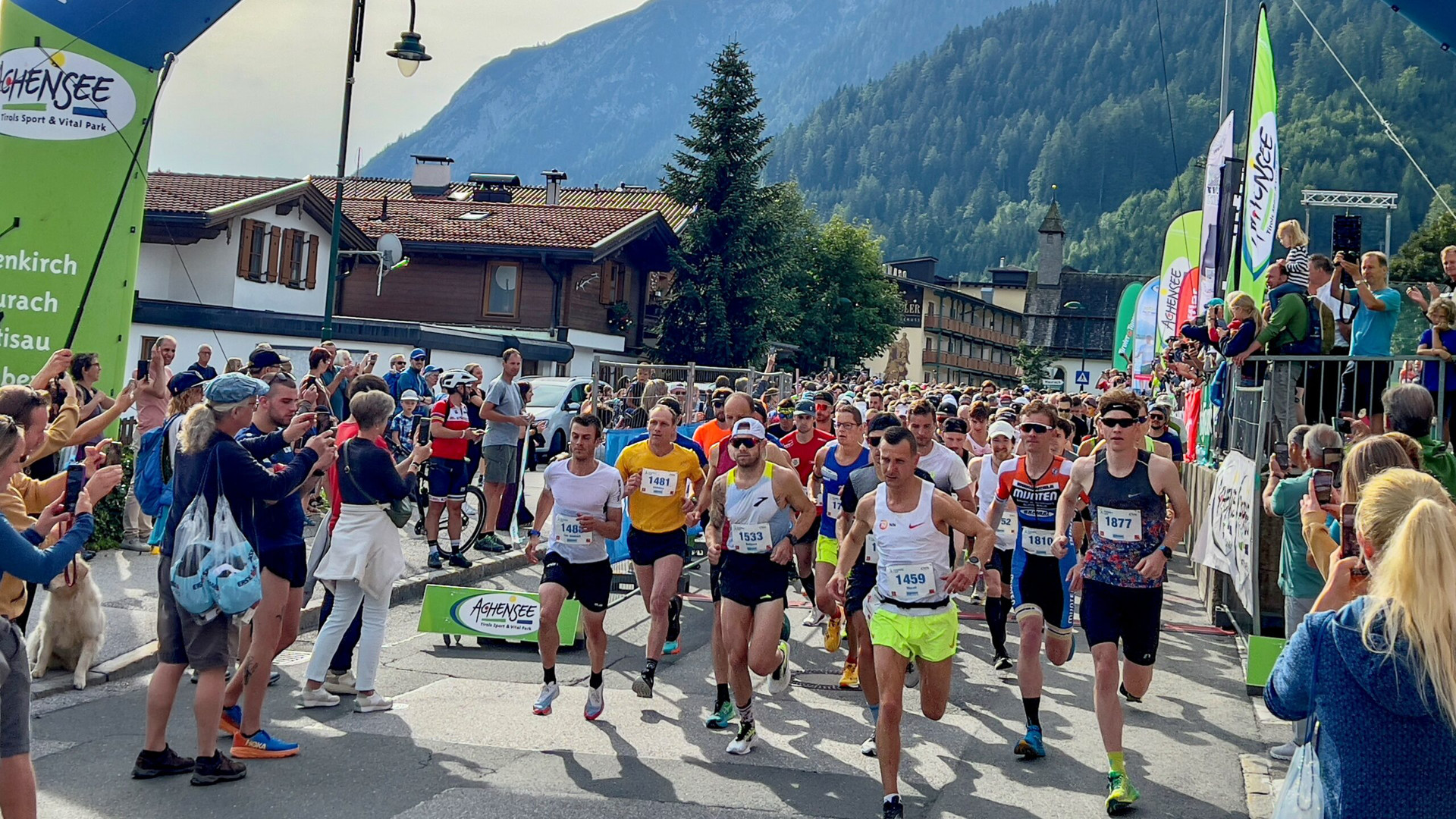Der Startschuss ist gefallen beim Achenseelauf 2023. Die Teilnehmer laufen los.