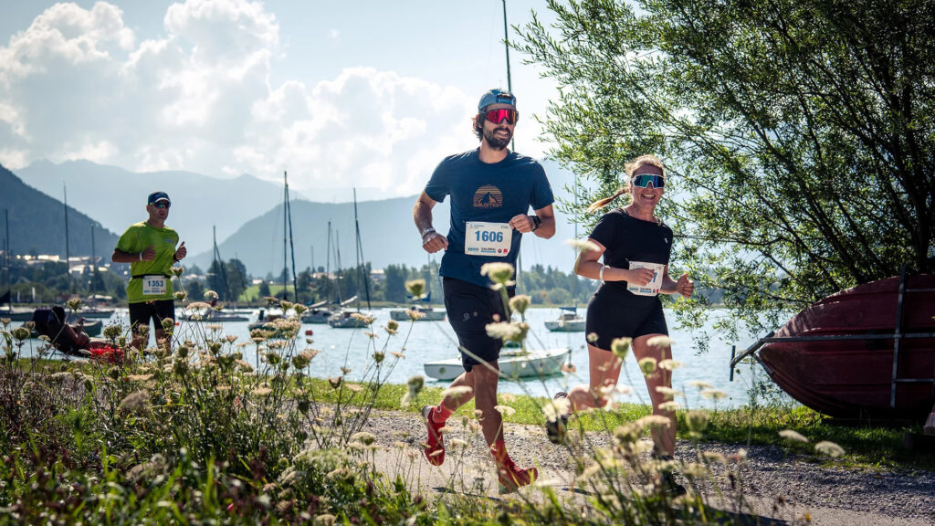 Teilnehmer auf der Achenseelauf-Strecke in Maurach.