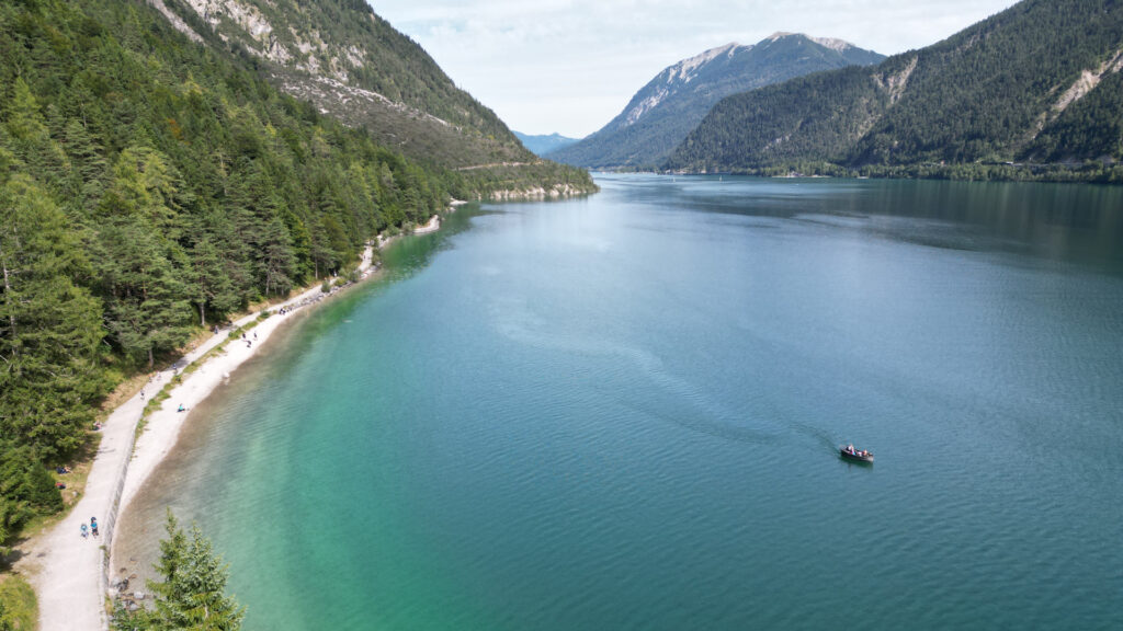 Zu sehen sind Läufer und ein Hilfsboot in der Region Achensee.