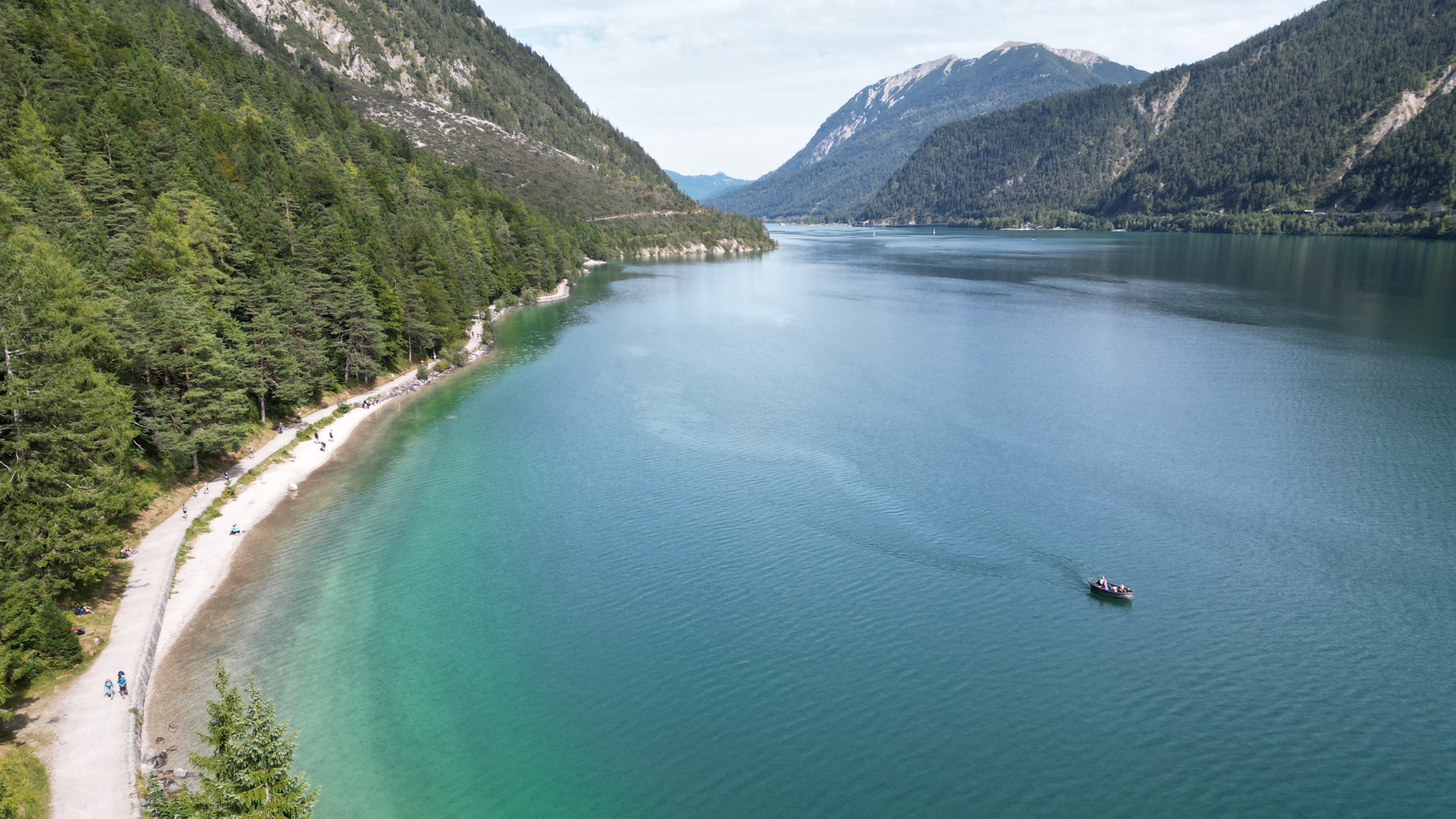 Zu sehen sind Läufer und ein Hilfsboot in der Region Achensee.