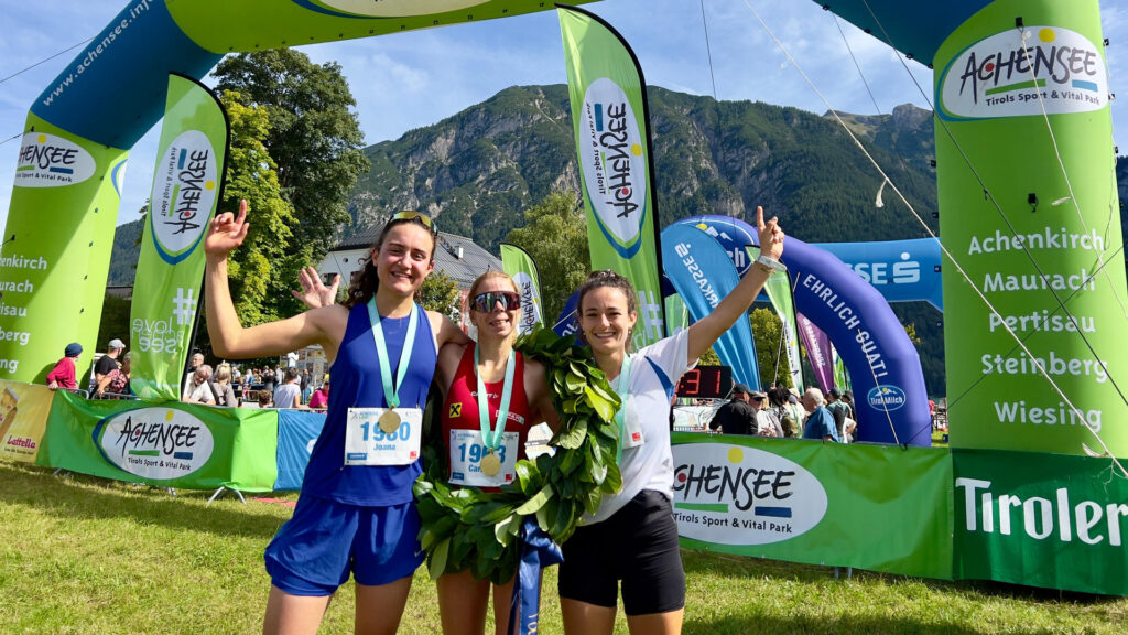 Athletinnen feiern ihren Erfolg am Ziel.
