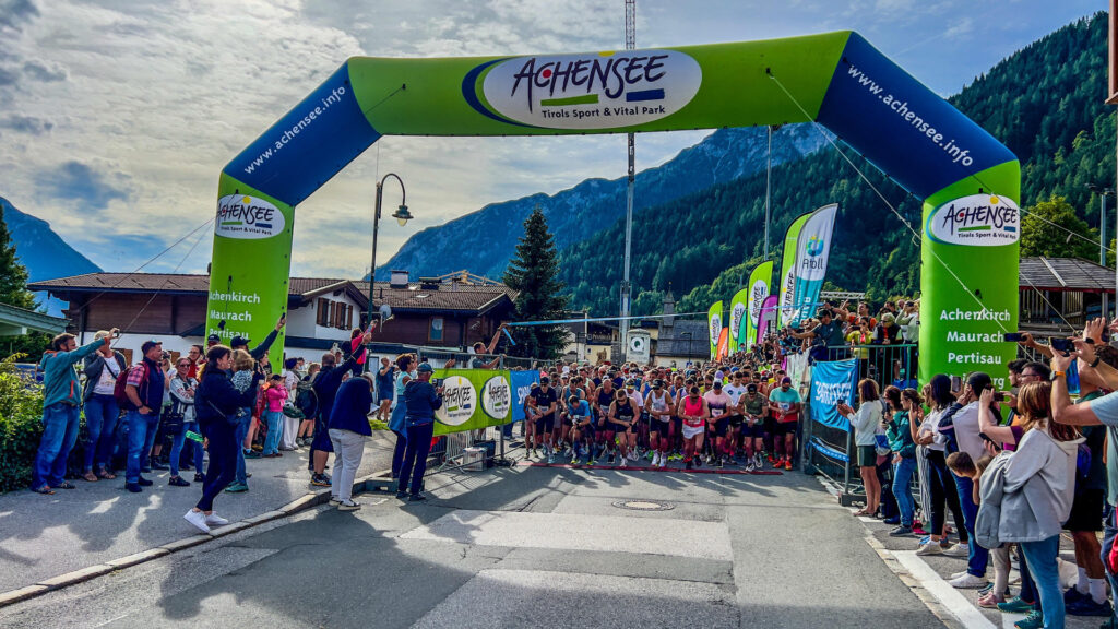 Läufer starten bei einem Event am Achensee.
