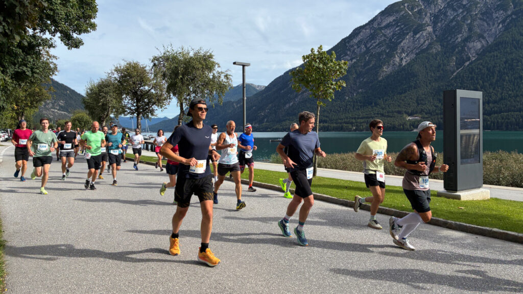 Die Achenseelauf Teilnehmer auf der Strecke in Pertisau.